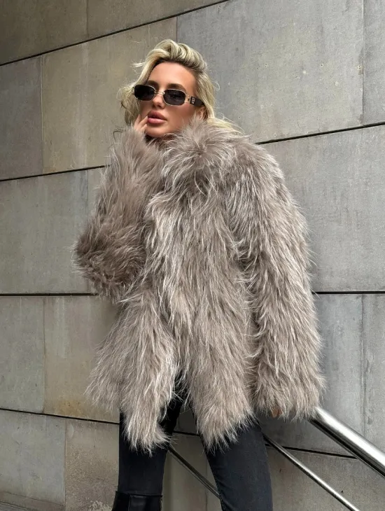 Полушубок из енота с английским воротником