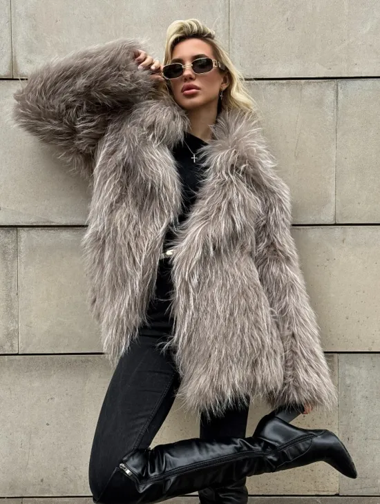 Полушубок из енота с английским воротником