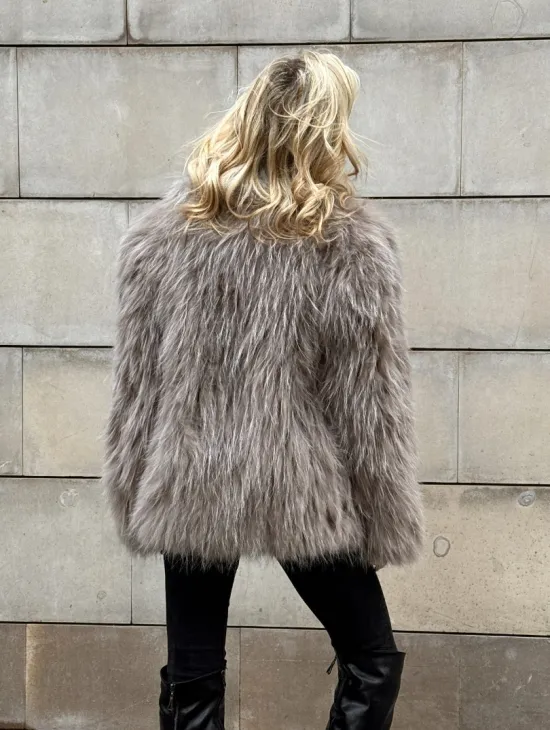 Полушубок из енота с английским воротником