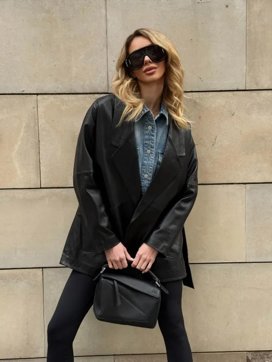 Черный короткий тренч из натуральной кожи на запах с поясом