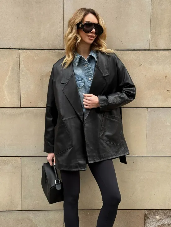 Черный короткий тренч из натуральной кожи на запах с поясом