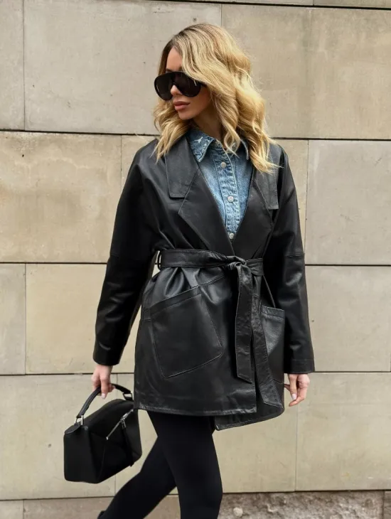 Черный короткий тренч из натуральной кожи на запах с поясом