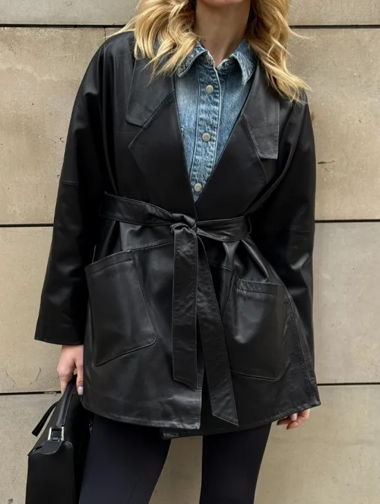 Черный короткий тренч из натуральной кожи на запах с поясом