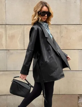 Черный короткий тренч из натуральной кожи на запах с поясом