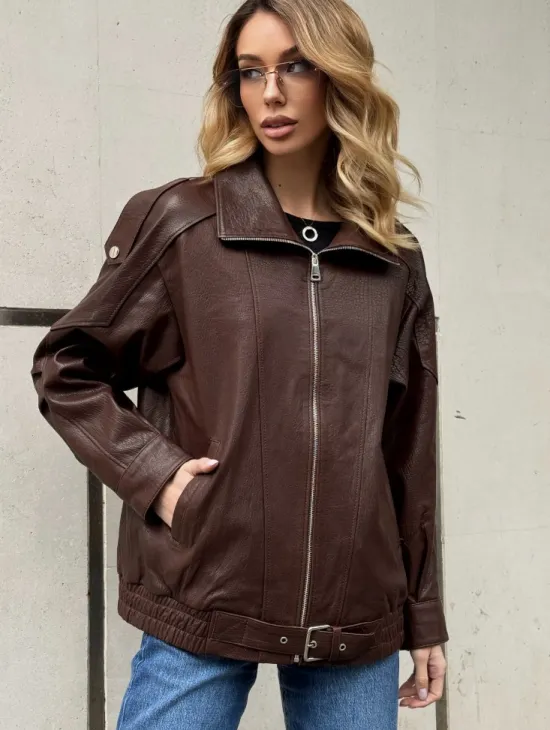 Коричневая кожаная курточка - бомбер на молнии