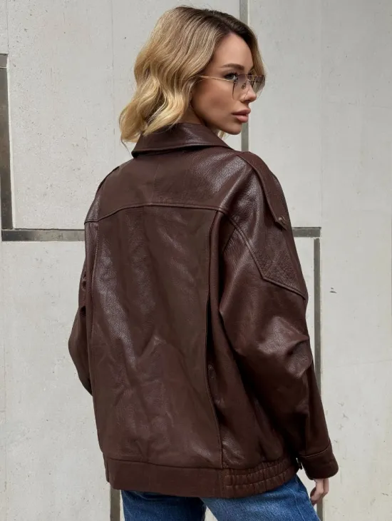 Коричневая кожаная курточка - бомбер на молнии