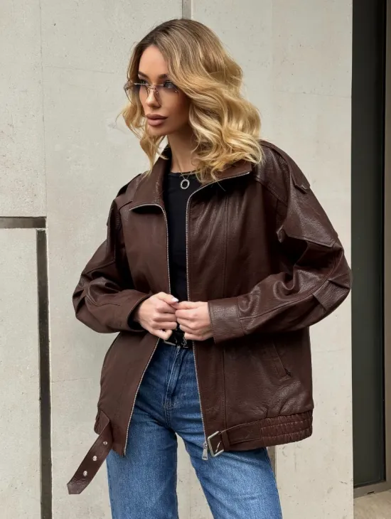 Коричневая кожаная курточка - бомбер на молнии