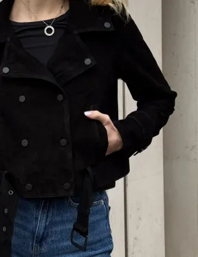 Черная короткая курточка из натуральной замши