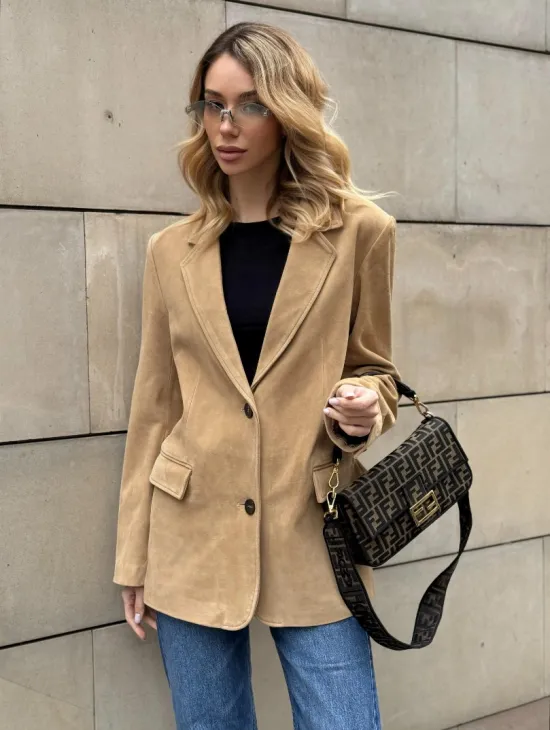 Стильный однобортный пиджак из натуральной замши в бежевом цвете