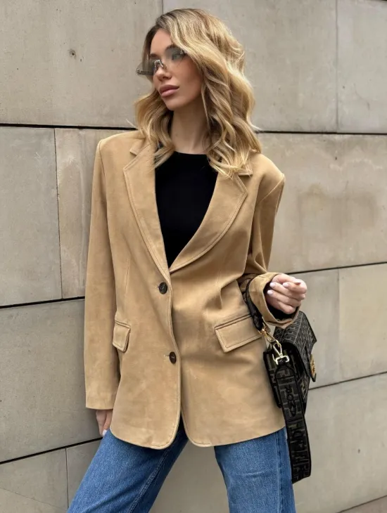 Стильный однобортный пиджак из натуральной замши в бежевом цвете