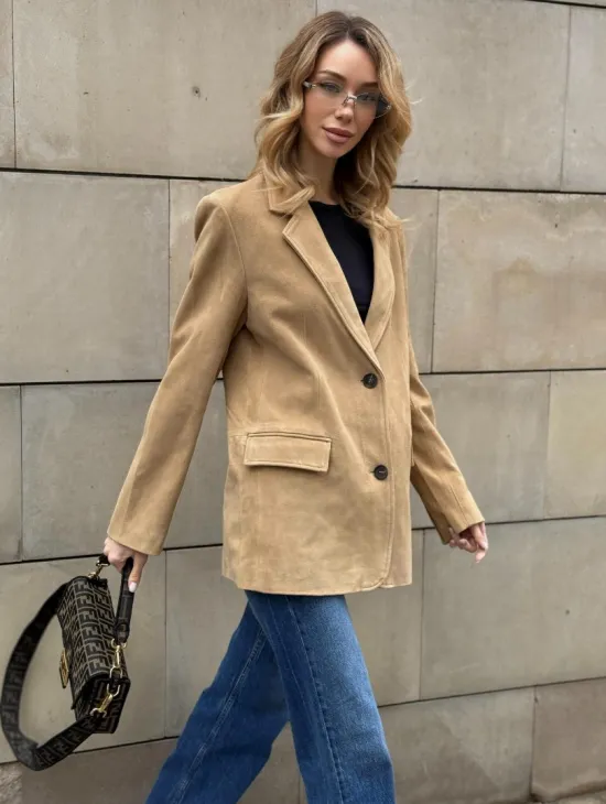 Стильный однобортный пиджак из натуральной замши в бежевом цвете