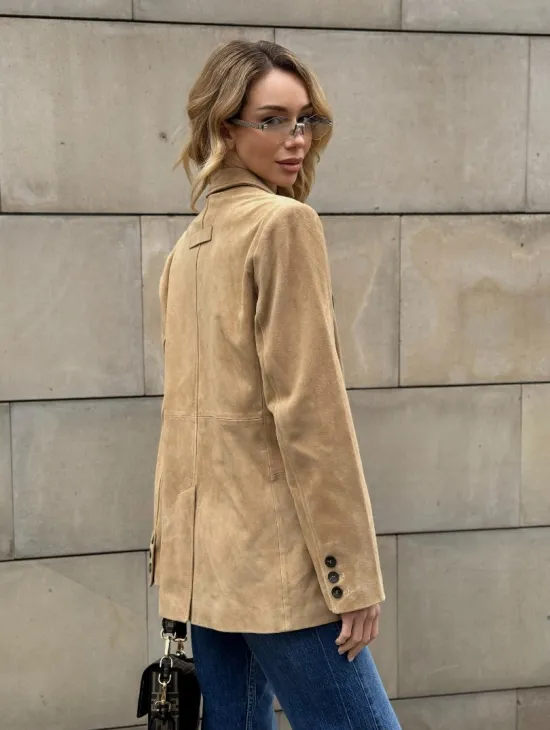 Стильный однобортный пиджак из натуральной замши в бежевом цвете