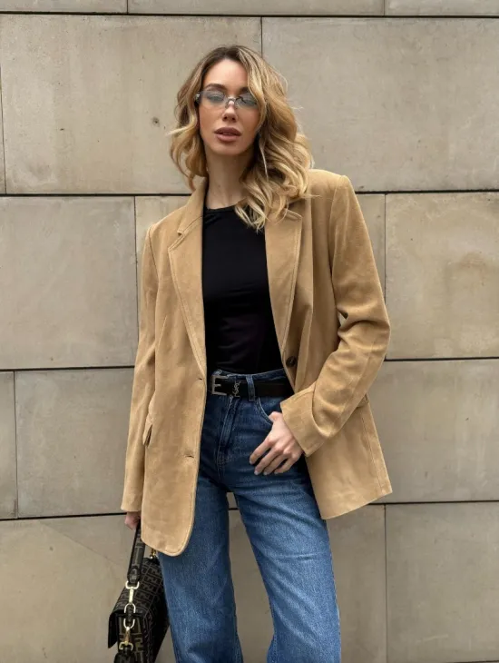 Стильный однобортный пиджак из натуральной замши в бежевом цвете