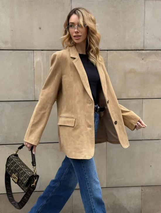 Стильный однобортный пиджак из натуральной замши в бежевом цвете