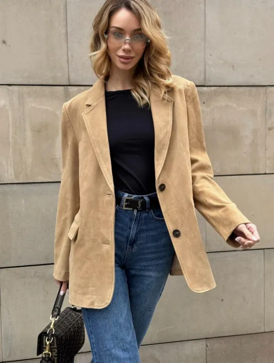 Стильный однобортный пиджак из натуральной замши в бежевом цвете