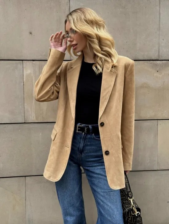Стильный однобортный пиджак из натуральной замши в бежевом цвете
