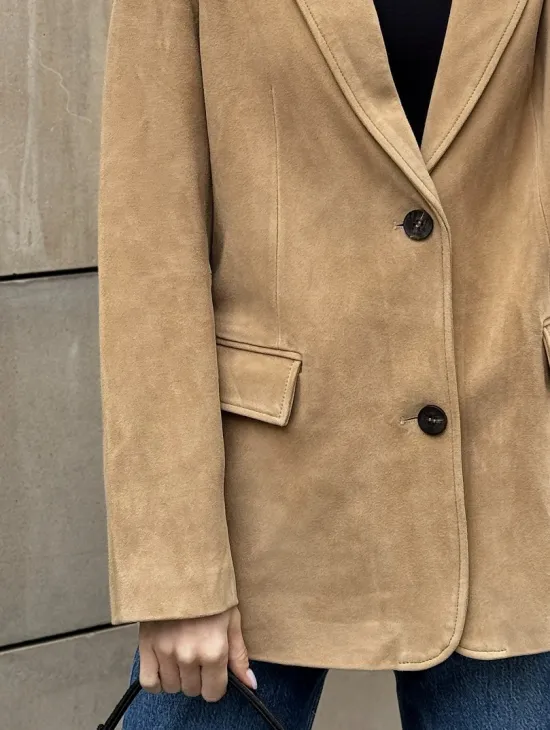 Стильный однобортный пиджак из натуральной замши в бежевом цвете