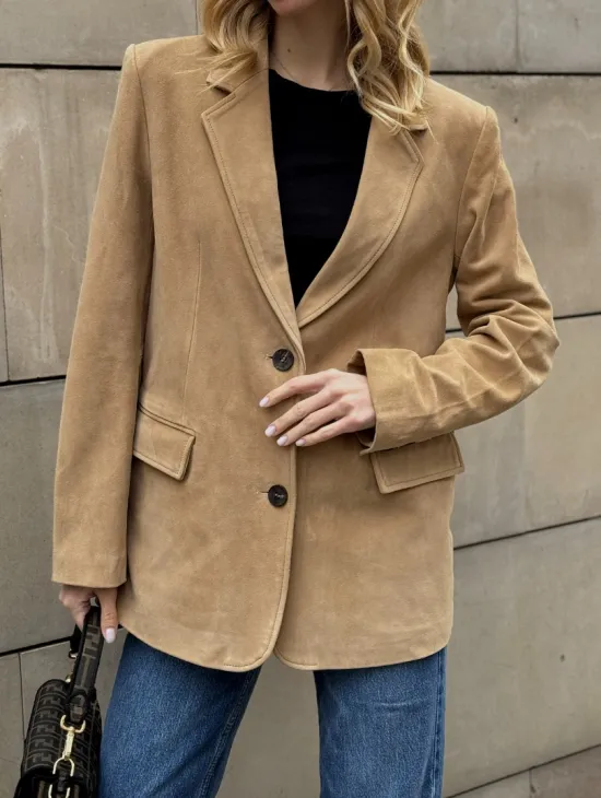 Стильный однобортный пиджак из натуральной замши в бежевом цвете