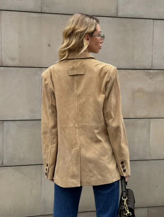 Стильный однобортный пиджак из натуральной замши в бежевом цвете