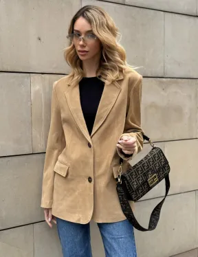 Стильный однобортный пиджак из натуральной замши в бежевом цвете