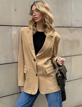 Стильный однобортный пиджак из натуральной замши в бежевом цвете