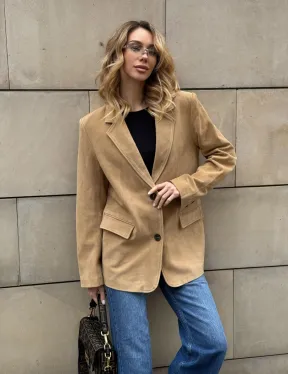 Стильный однобортный пиджак из натуральной замши в бежевом цвете
