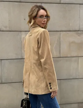 Стильный однобортный пиджак из натуральной замши в бежевом цвете
