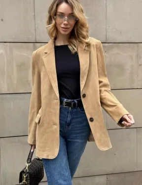 Стильный однобортный пиджак из натуральной замши в бежевом цвете