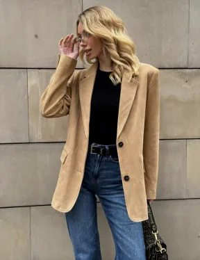 Стильный однобортный пиджак из натуральной замши в бежевом цвете