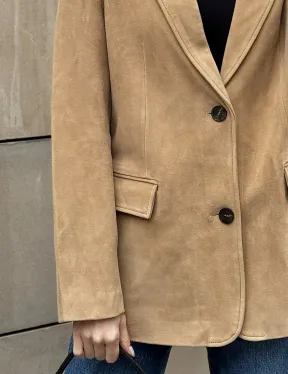 Стильный однобортный пиджак из натуральной замши в бежевом цвете