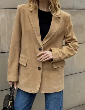 Стильный однобортный пиджак из натуральной замши в бежевом цвете
