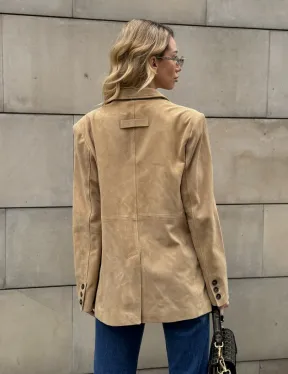 Стильный однобортный пиджак из натуральной замши в бежевом цвете