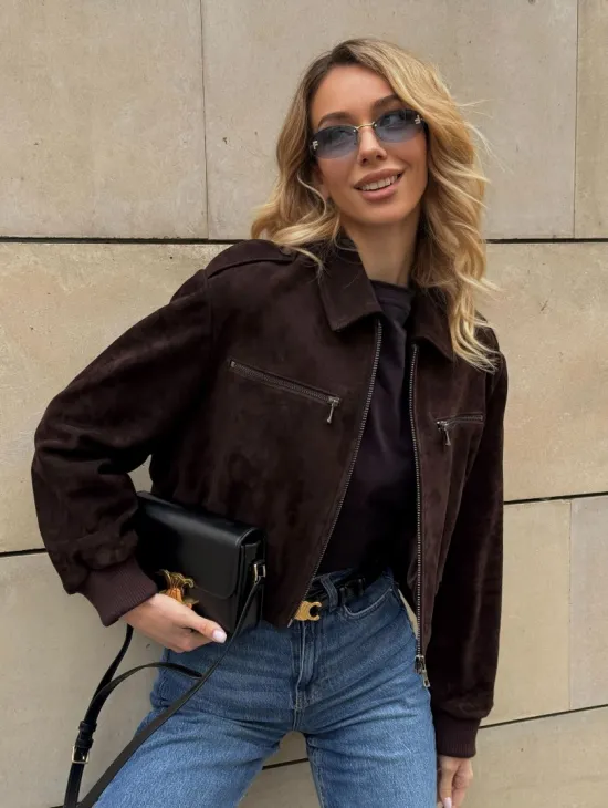 Короткий бомбер из натуральной замши на молнии с трикотажными манжетами