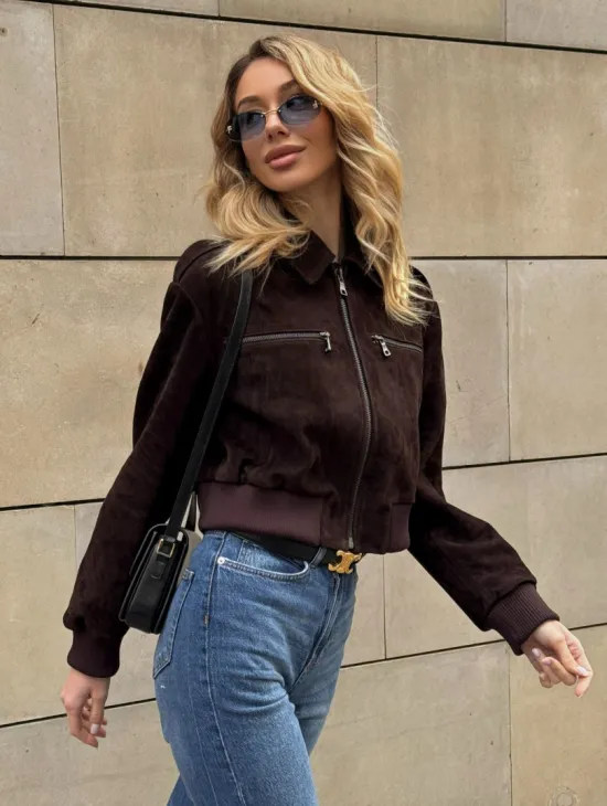 Короткий бомбер из натуральной замши на молнии с трикотажными манжетами