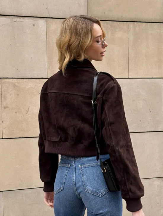 Короткий бомбер из натуральной замши на молнии с трикотажными манжетами
