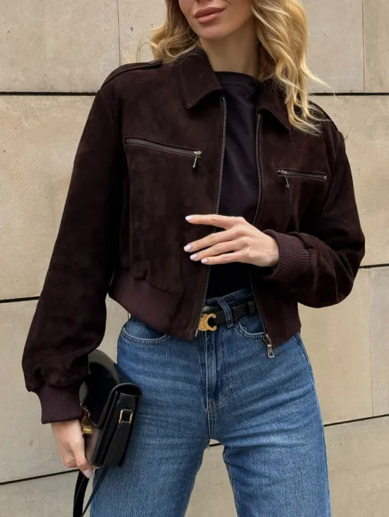 Короткий бомбер из натуральной замши на молнии с трикотажными манжетами