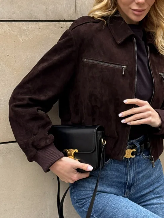 Короткий бомбер из натуральной замши на молнии с трикотажными манжетами