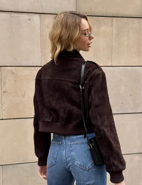 Короткий бомбер из натуральной замши на молнии с трикотажными манжетами