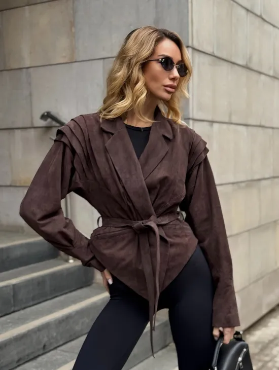 Приталенная куртка из замши c поясом, на плечах вставки в виде крылышек