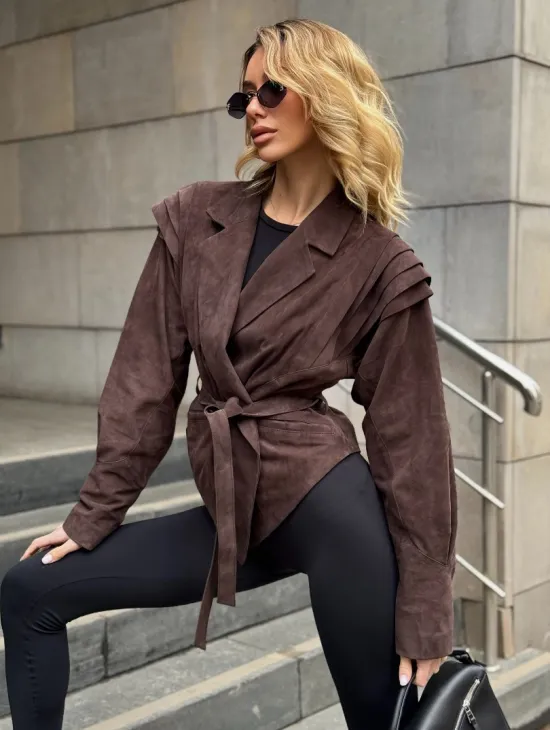 Приталенная куртка из замши c поясом, на плечах вставки в виде крылышек