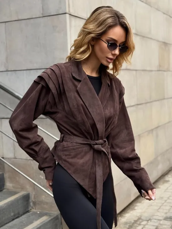 Приталенная куртка из замши c поясом, на плечах вставки в виде крылышек