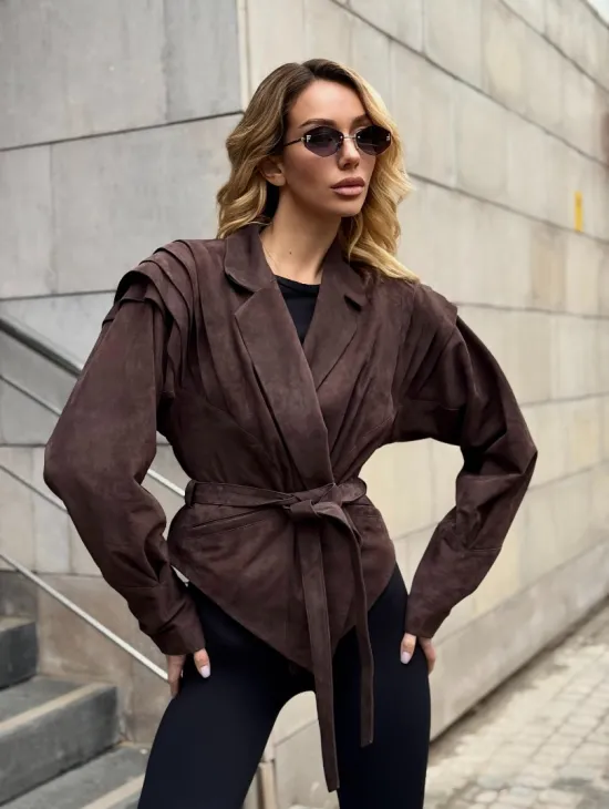 Приталенная куртка из замши c поясом, на плечах вставки в виде крылышек