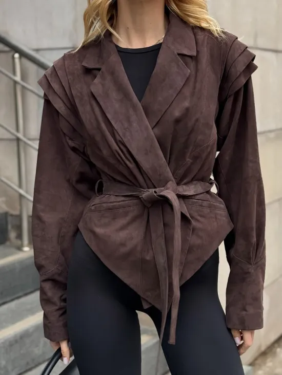 Приталенная куртка из замши c поясом, на плечах вставки в виде крылышек