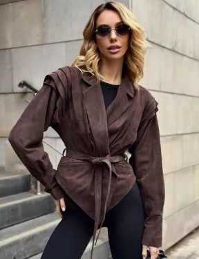 Приталенная куртка из замши c поясом, на плечах вставки в виде крылышек