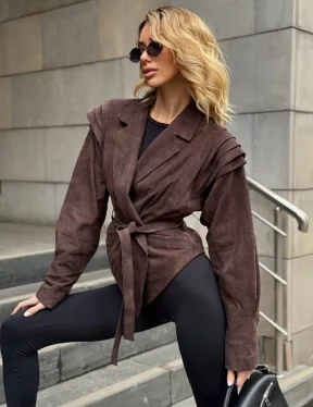 Приталенная куртка из замши c поясом, на плечах вставки в виде крылышек