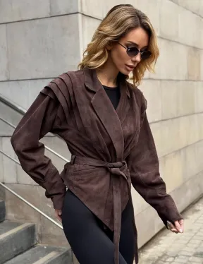 Приталенная куртка из замши c поясом, на плечах вставки в виде крылышек