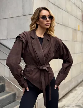 Приталенная куртка из замши c поясом, на плечах вставки в виде крылышек