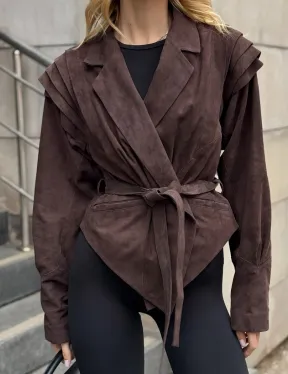 Приталенная куртка из замши c поясом, на плечах вставки в виде крылышек