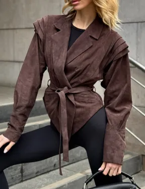 Приталенная куртка из замши c поясом, на плечах вставки в виде крылышек