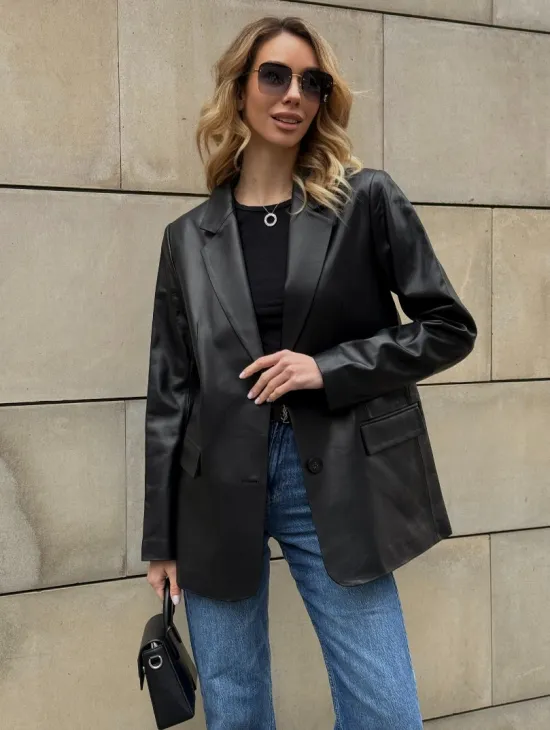 Черный кожаный пиджак классического кроя с клапанами на карманах